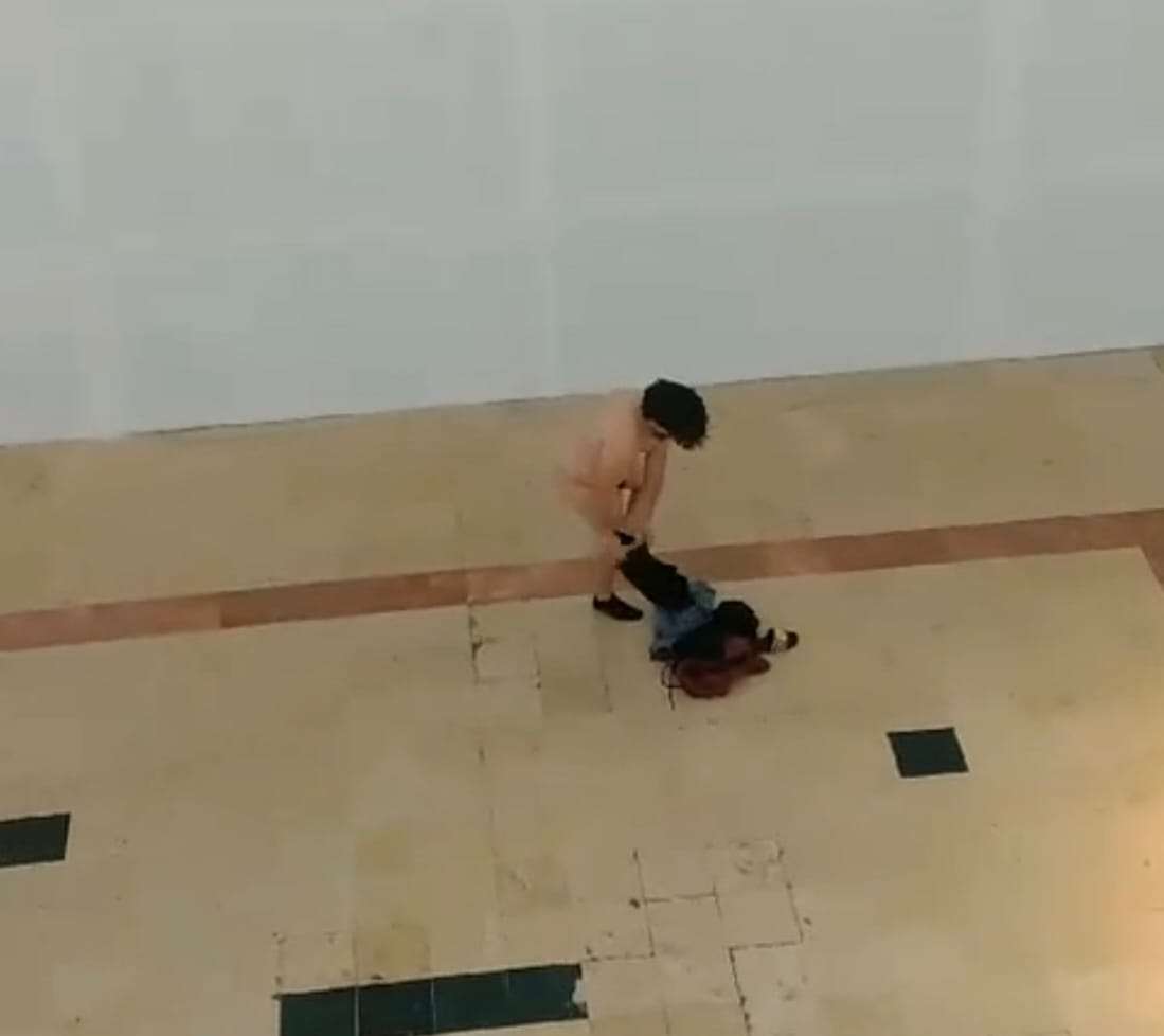 Se desnuda exhibicionista en pasillos de Fashion Mall