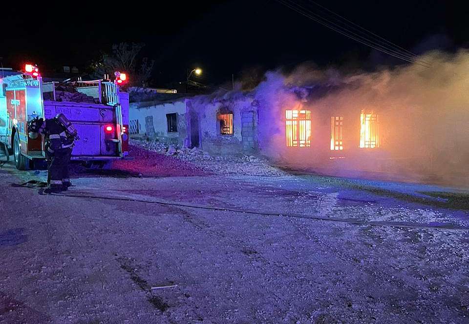 Incendio destruye casa en la colonia Díaz Ordaz