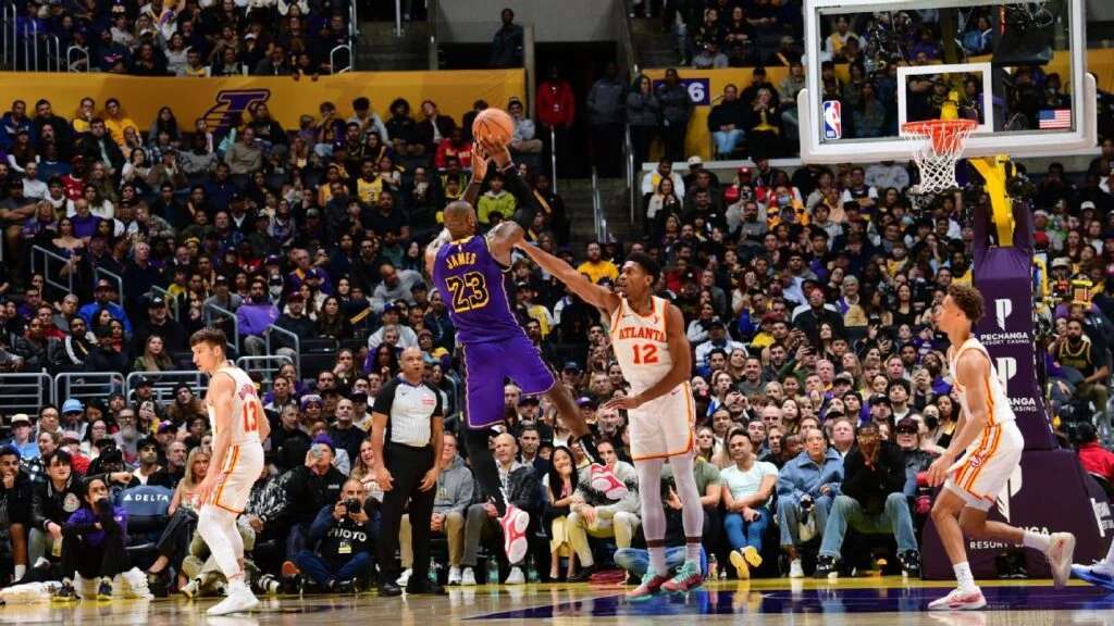 Rompe LeBron récord de Jordan en partidos de 30 puntos