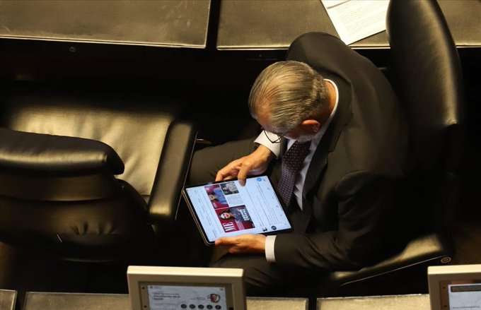 Circula supuesta foto de Adán Augusto viendo el perfil de Andrea Chávez