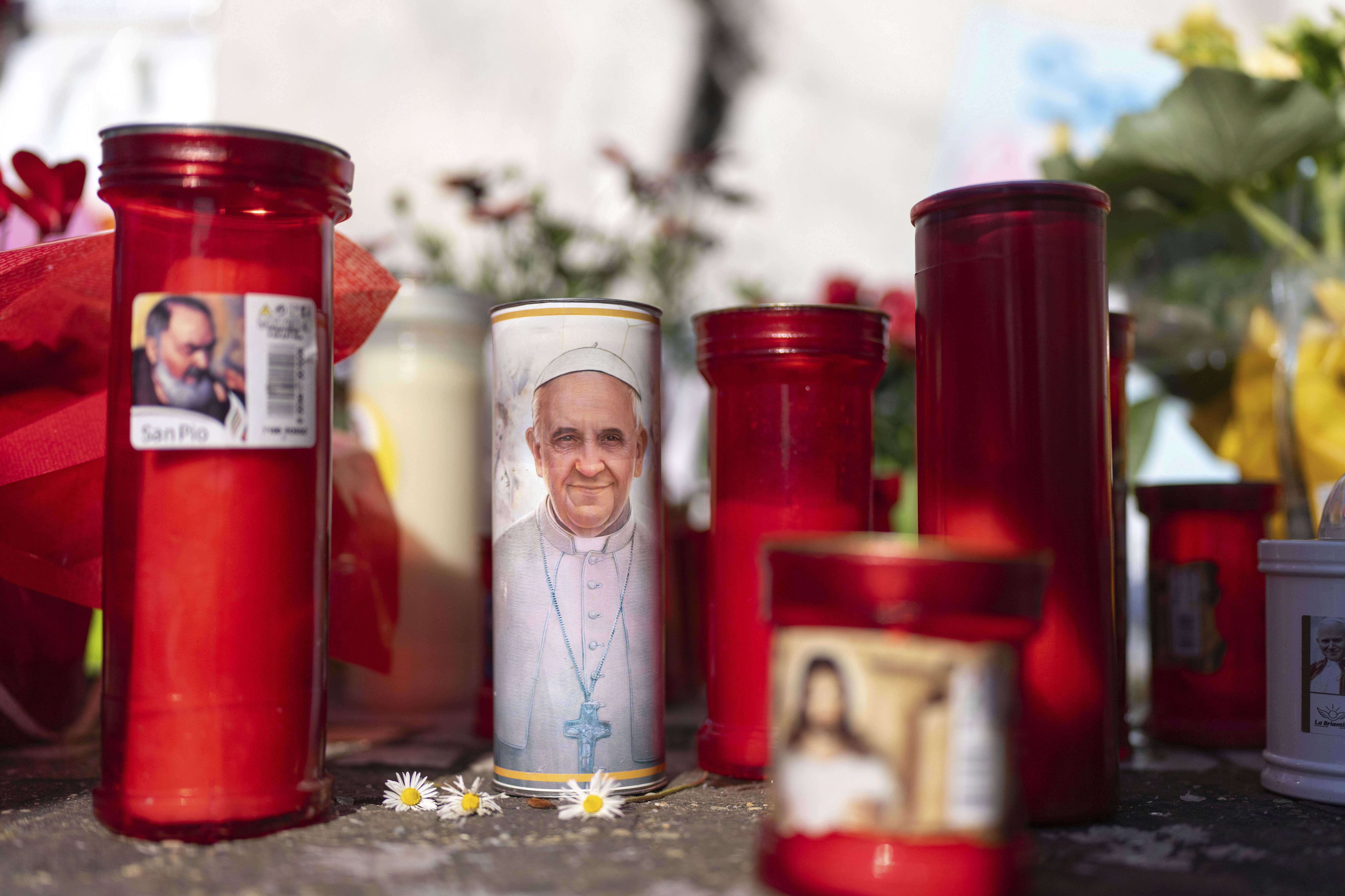 Mejora el Papa Francisco; radiografía de tórax lo confirma