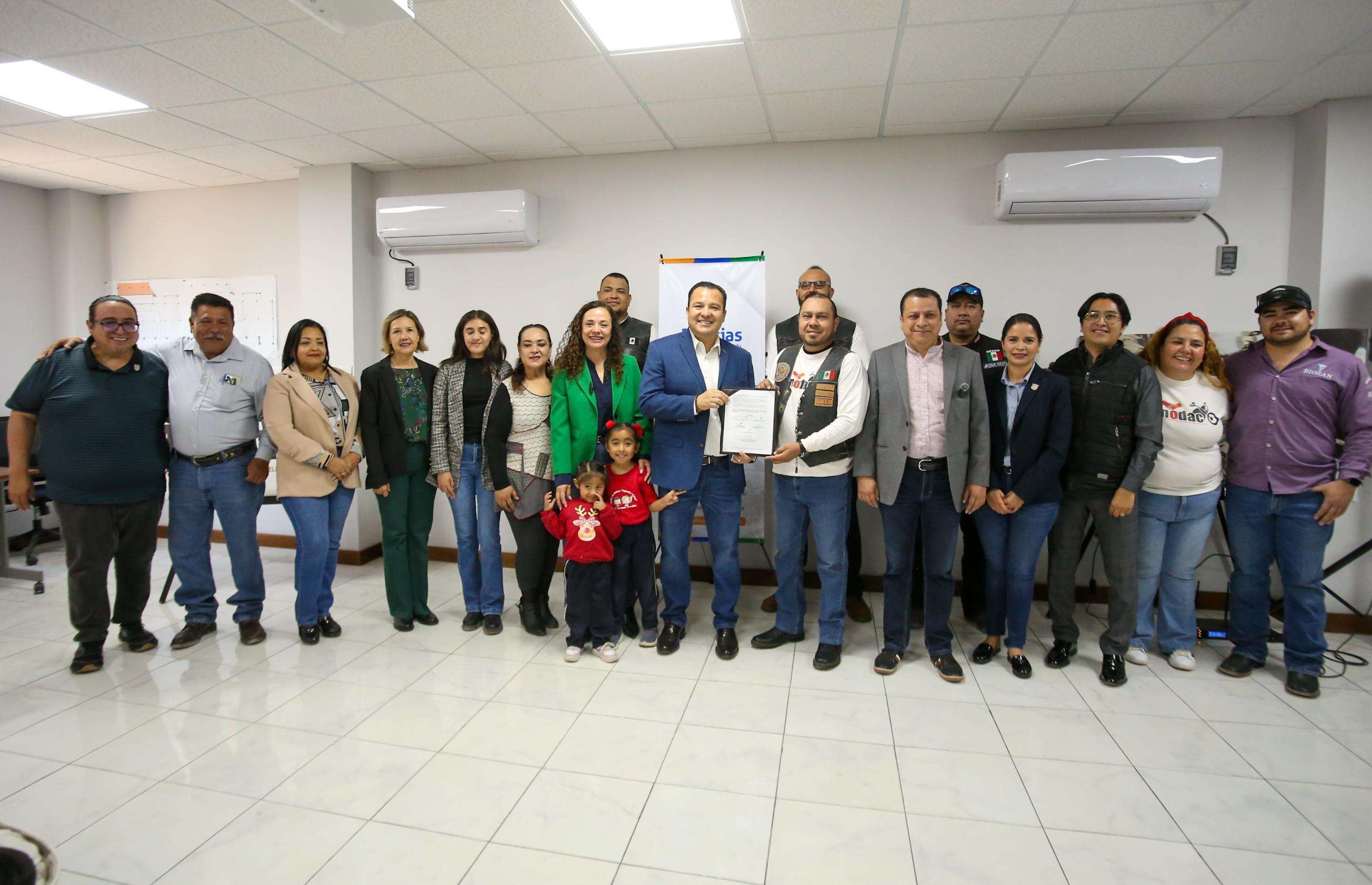 Entrega Valenciano en comodato un comunitario a Amodac
