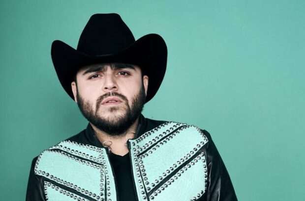 Queda Gerardo Ortiz fuera de la Feria de Puebla por presentarse ante narcos