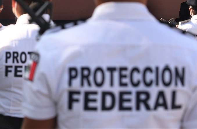 Detienen a 5 policías federales ebrios en una patrulla