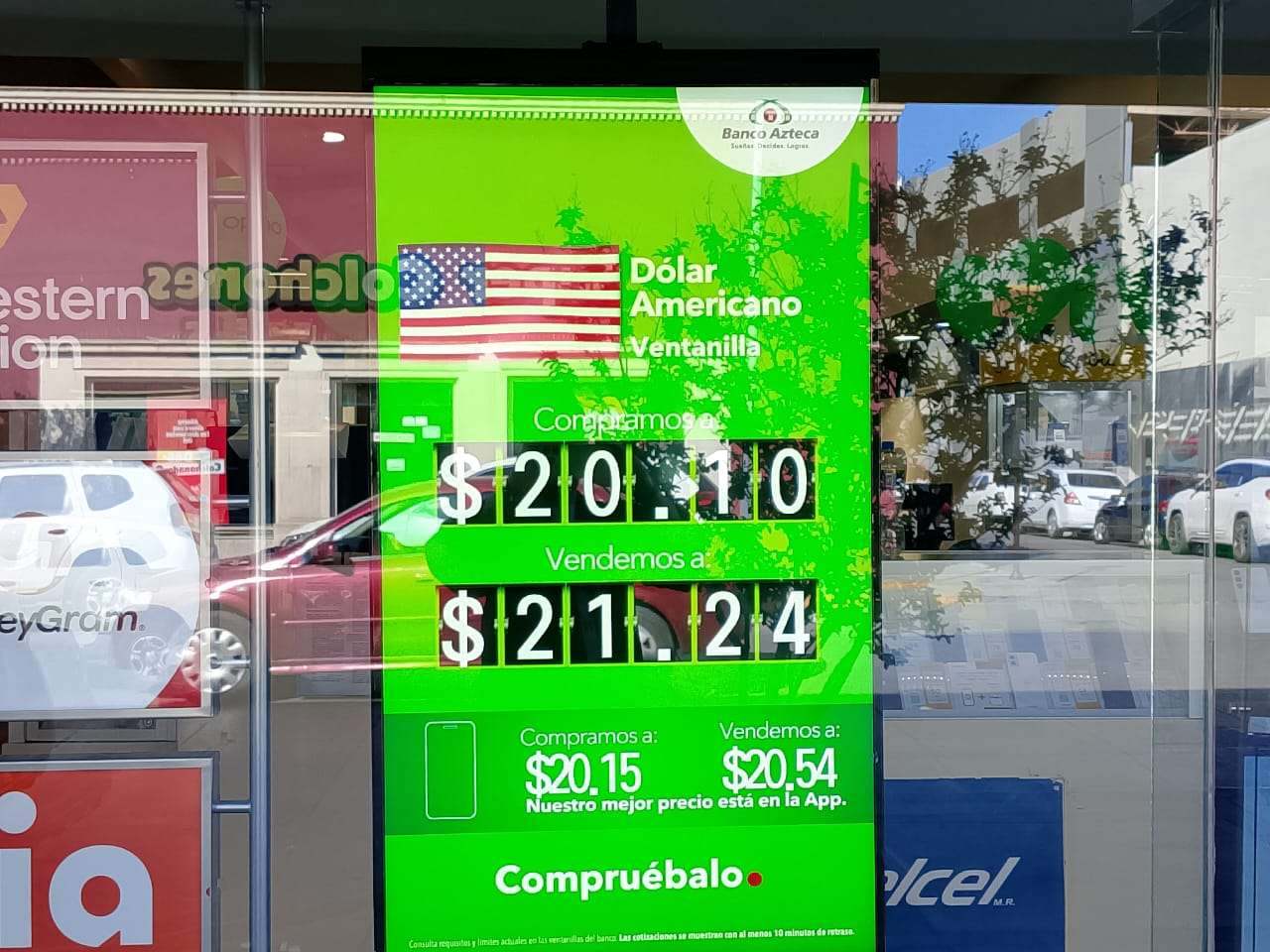 Sigue a la baja el dólar con 21.24 este viernes