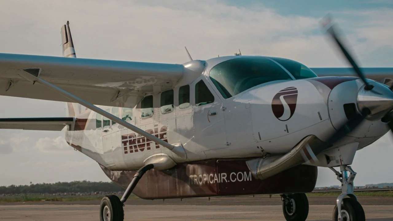 Secuestran avión comercial y hieren a dos pasajeros