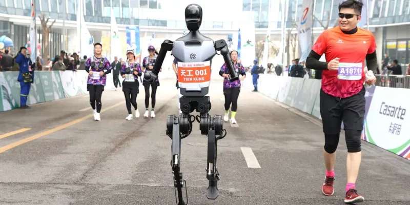 Video: Termina medio maratón primer humanoide chino