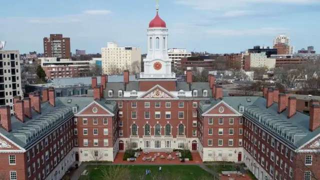 Demandará Harvard a Trump por recortes en financiación
