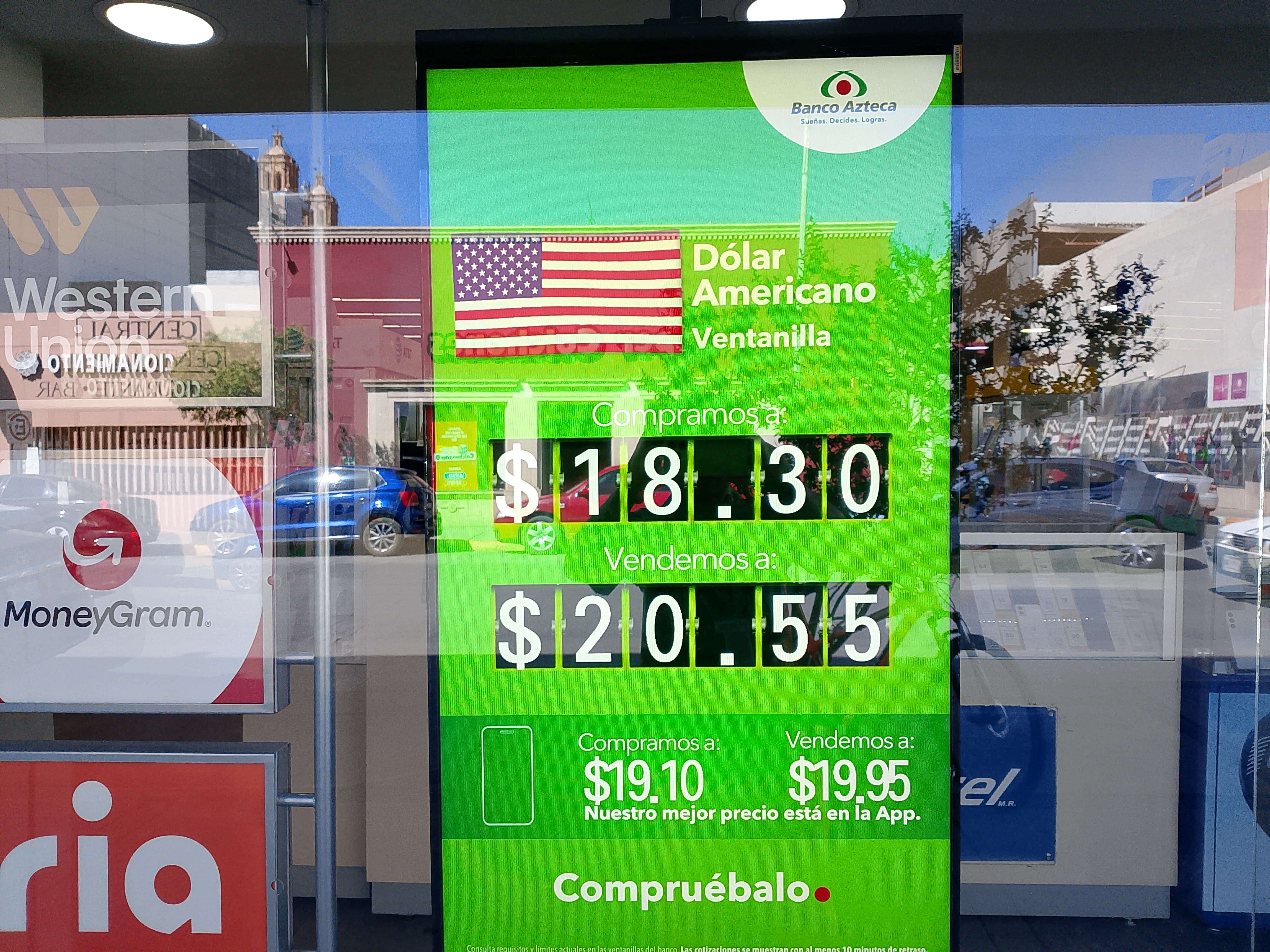 Sube ligeramente el dólar a $20.55 este martes