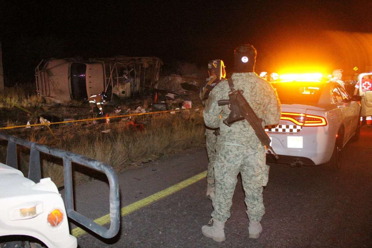 Aceite en la carretera al parecer ocasionó volcadura de camión militar