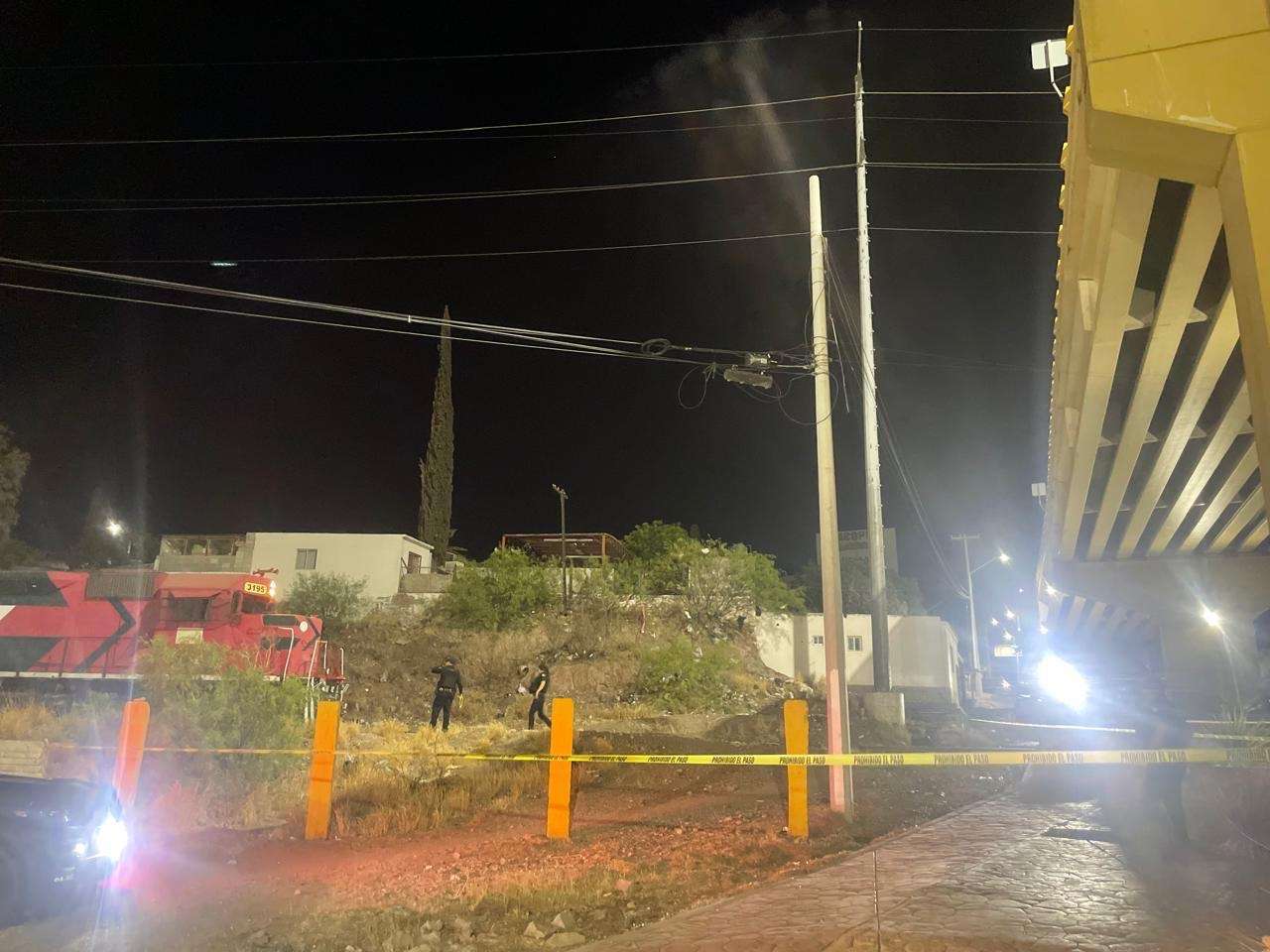 Queda con una pierna casi amputada al ser atropellado por el tren