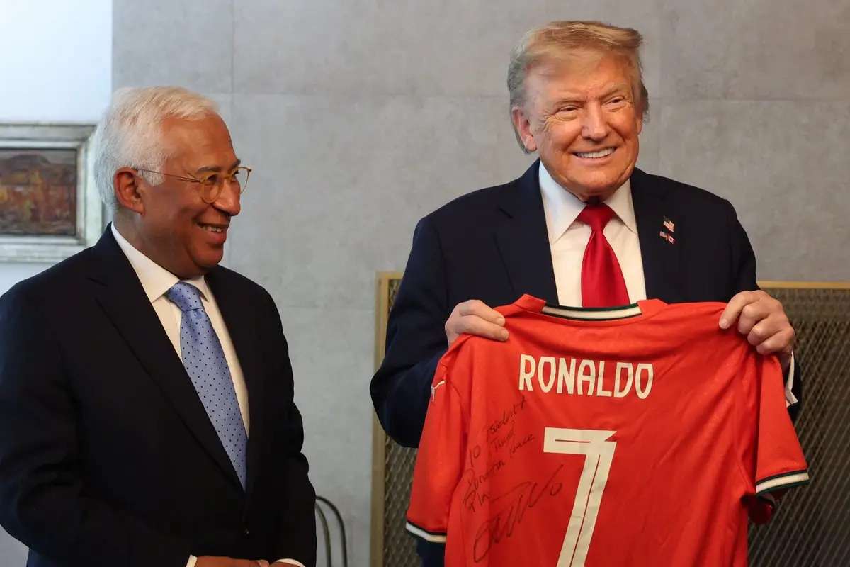 Recibe Trump camiseta firmada por Cristiano Ronaldo con mensaje especial