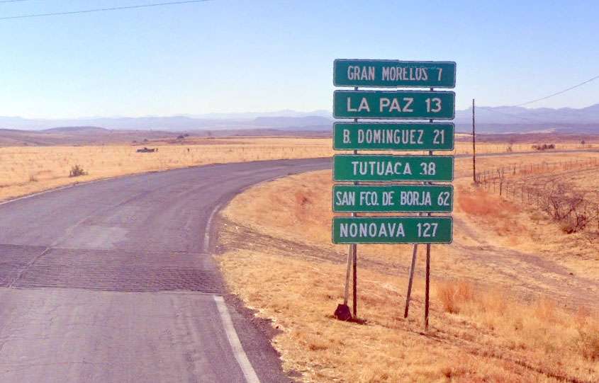 Mueren 2 al volcar camioneta en la carretera a Nonoava