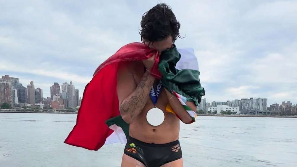 Rompe récord mundial nadador mexicano al rodear isla de Manhattan