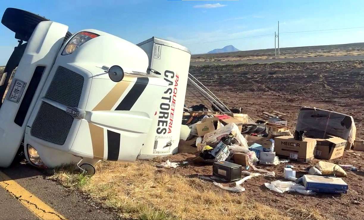 Vuelca camión de paquetería en la carretera Jiménez-Torreón