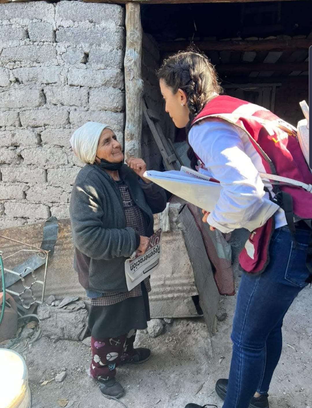 Fotos de Ana Laura en campaña visitando viejitas en casas humildes