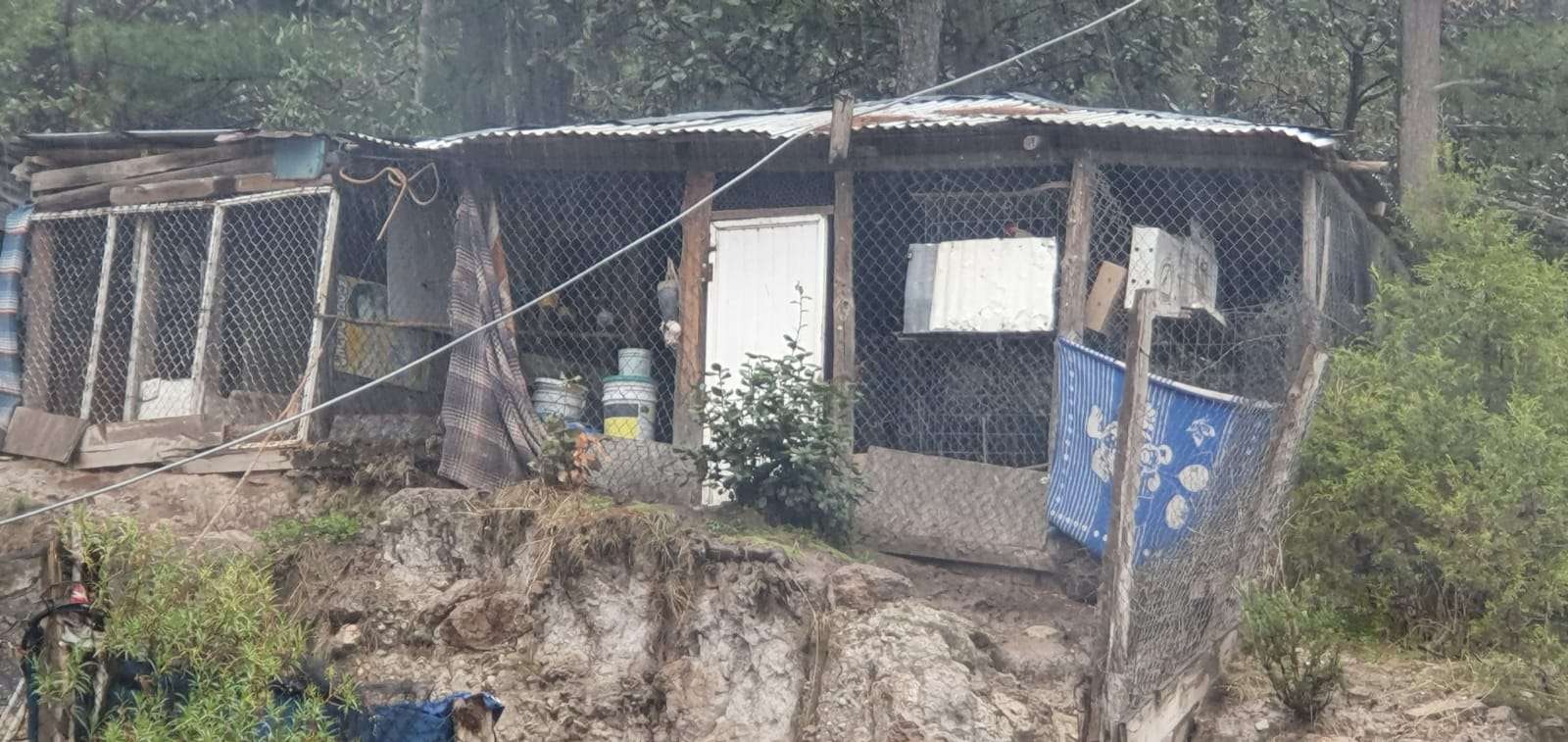 Fotos de viviendas humildes que contrastan con la Residencia de Ana Laura