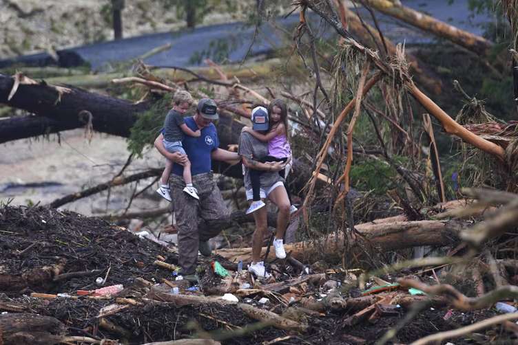 Video: Van 43 muertos por inundación en Texas, 15 eran niños