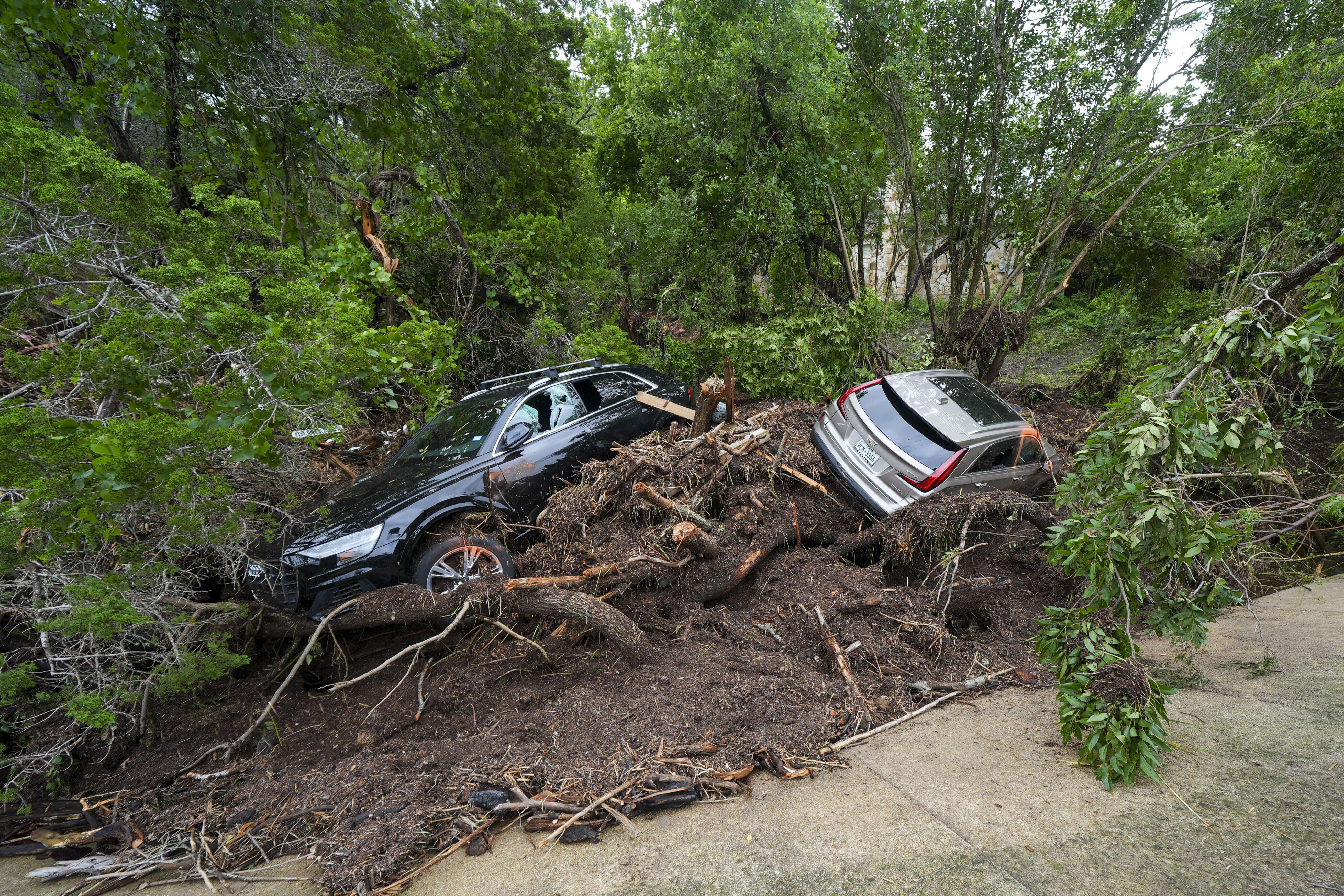 Suman 52 muertos y cientos de heridos por inundación en Texas