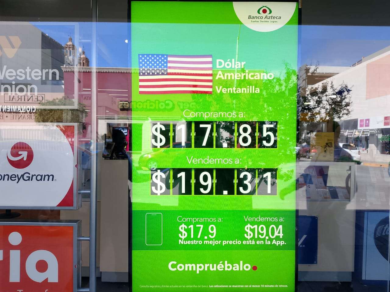 Baja el dólar a $19.31 este domingo en Banco Azteca