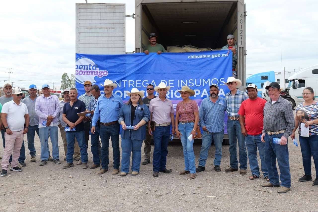 Entrega diputado maíz molido a ganaderos de Camargo