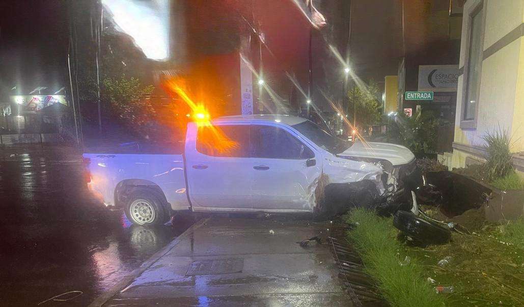 Choca con un vehículo, semáforo y jardinera por ir en sentido contrario