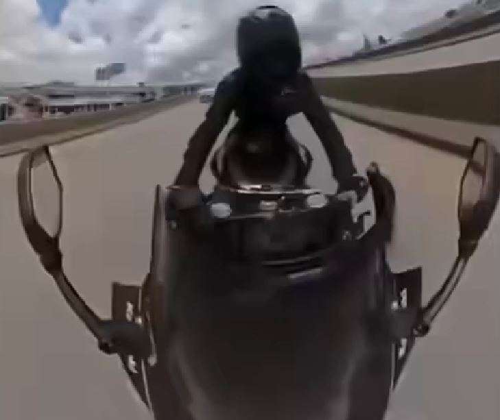 Captan persecución de motociclista en el Perijuv 

