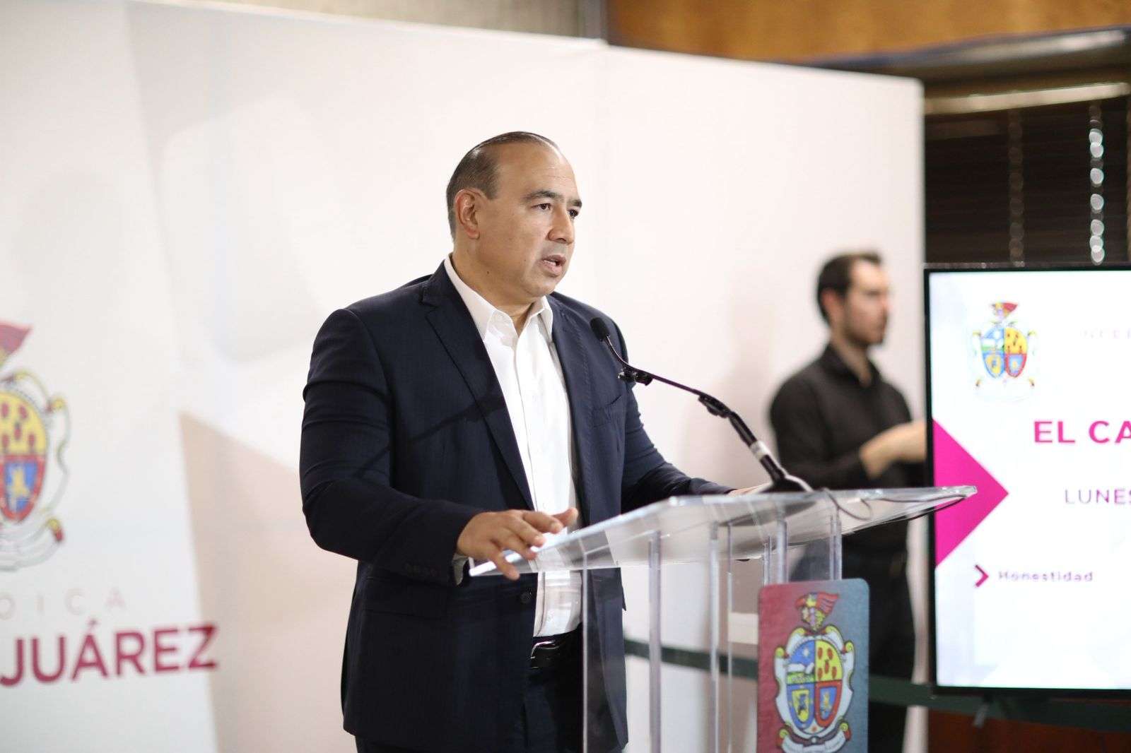 Continúan centros comunitarios como espacios para protegerse del calor 