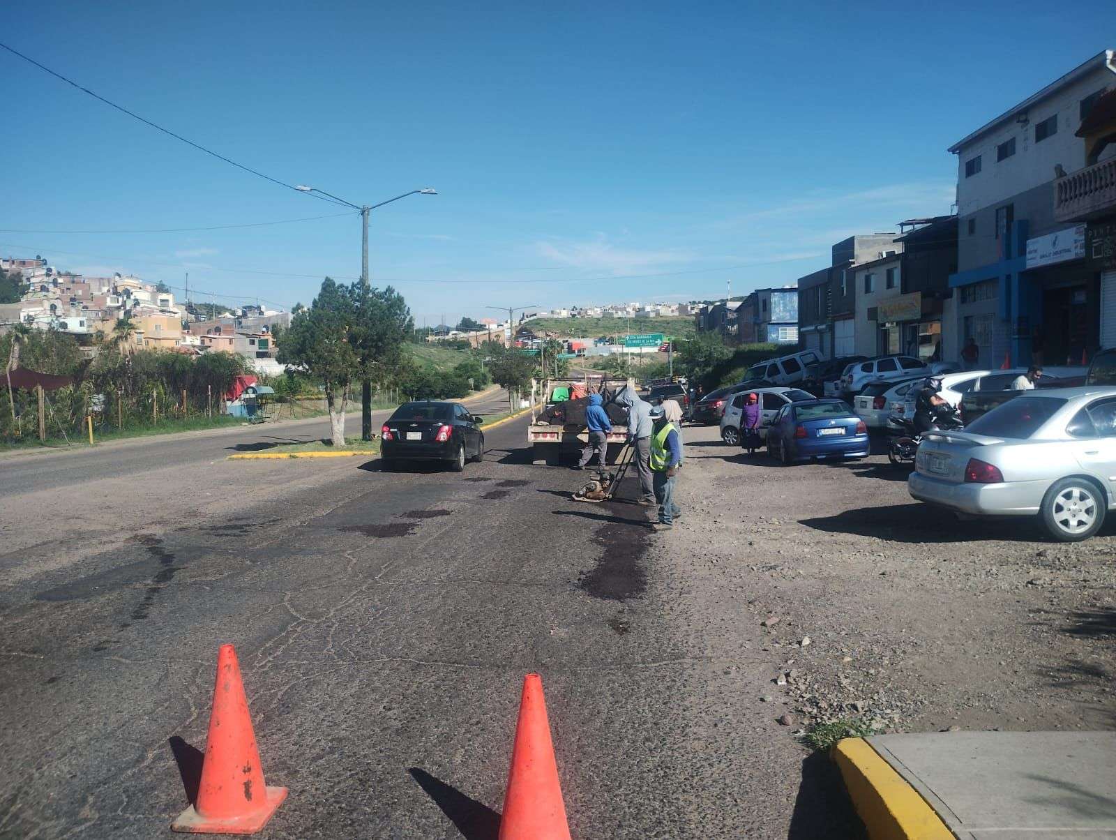 Intensifican bacheo en cuatro colonias de Parral