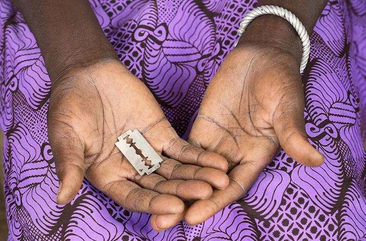 Una bebé muere desangrada por una mutilación genital en Gambia
