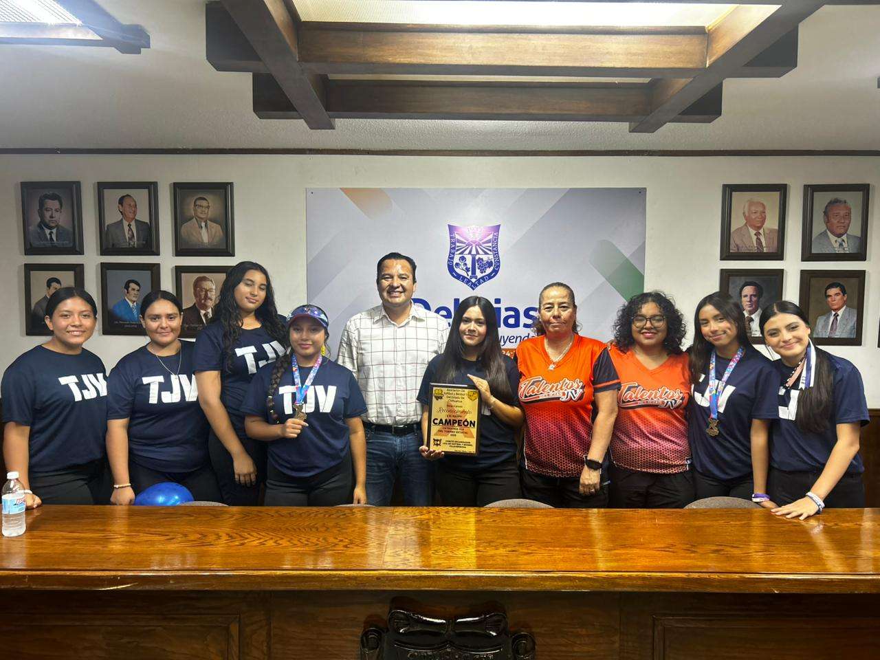 Celebra Valenciano triunfo de campeonas de Softbol