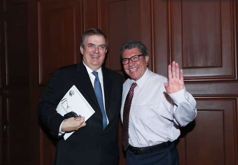 Defiende Monreal a Ebrard por vuelos de primera clase