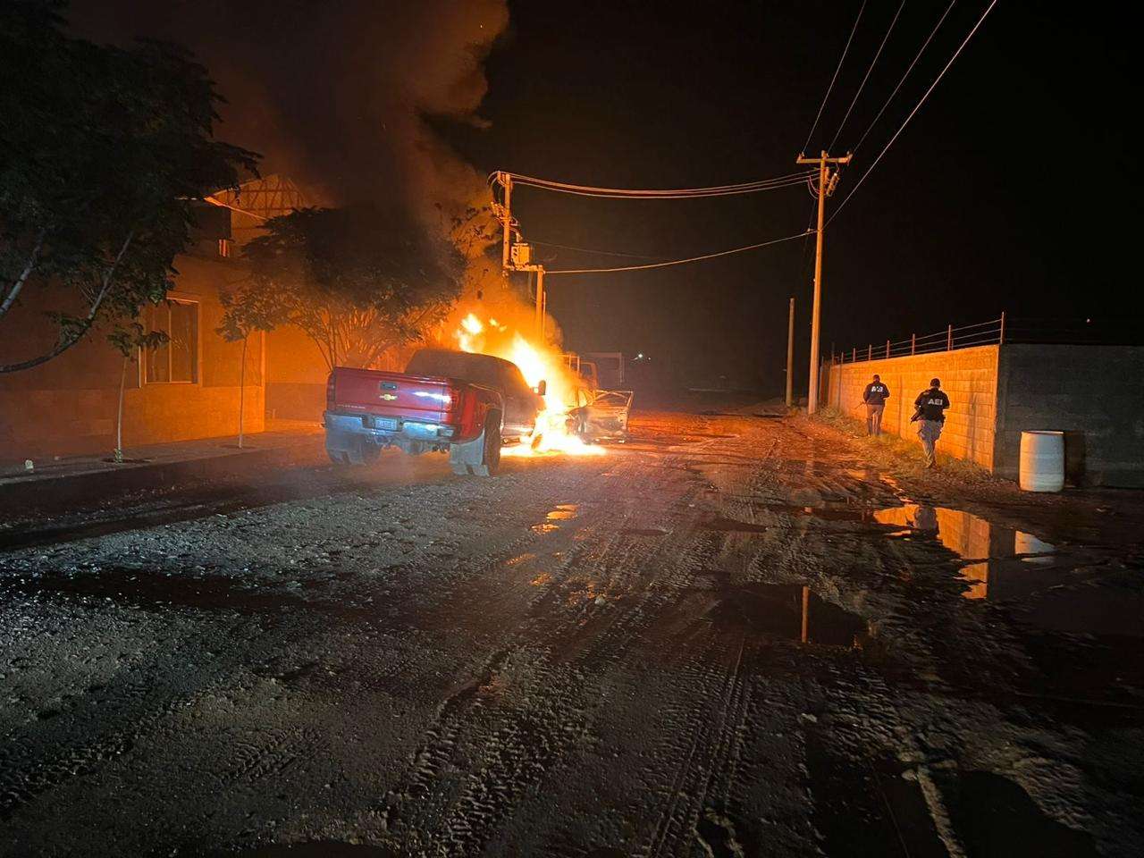 Incendian malandros vehículos en Aldama