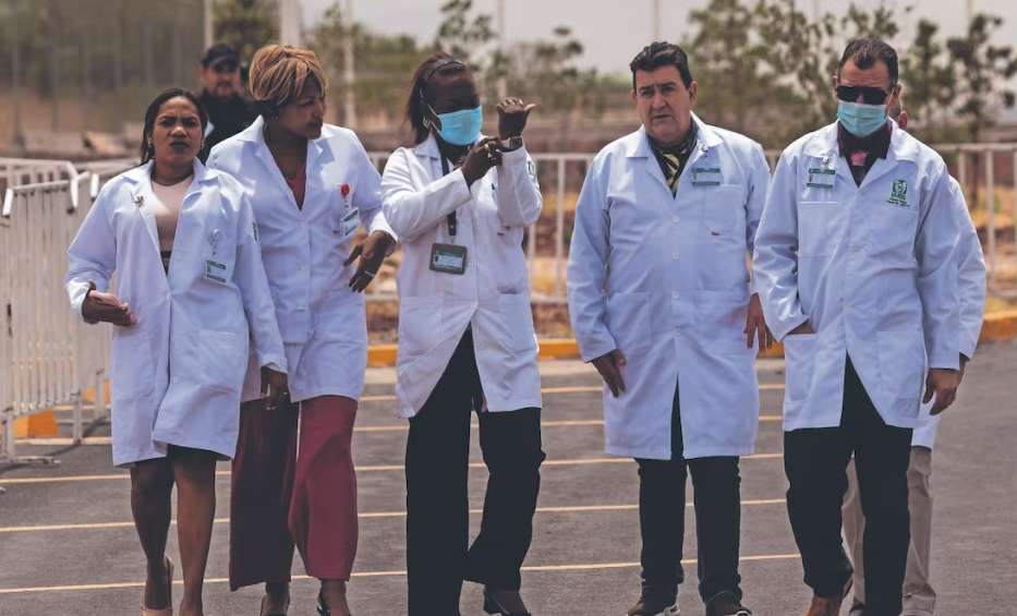 Paga México casa, chofer y comidas a médicos cubanos