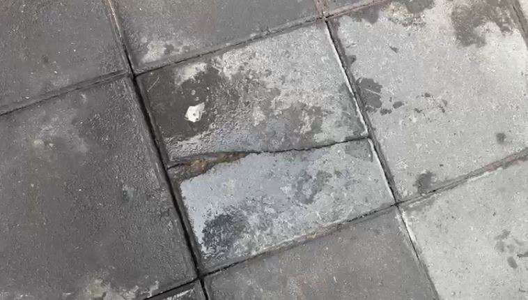 Siguen adoquines sueltos y agua estancada en el centro 