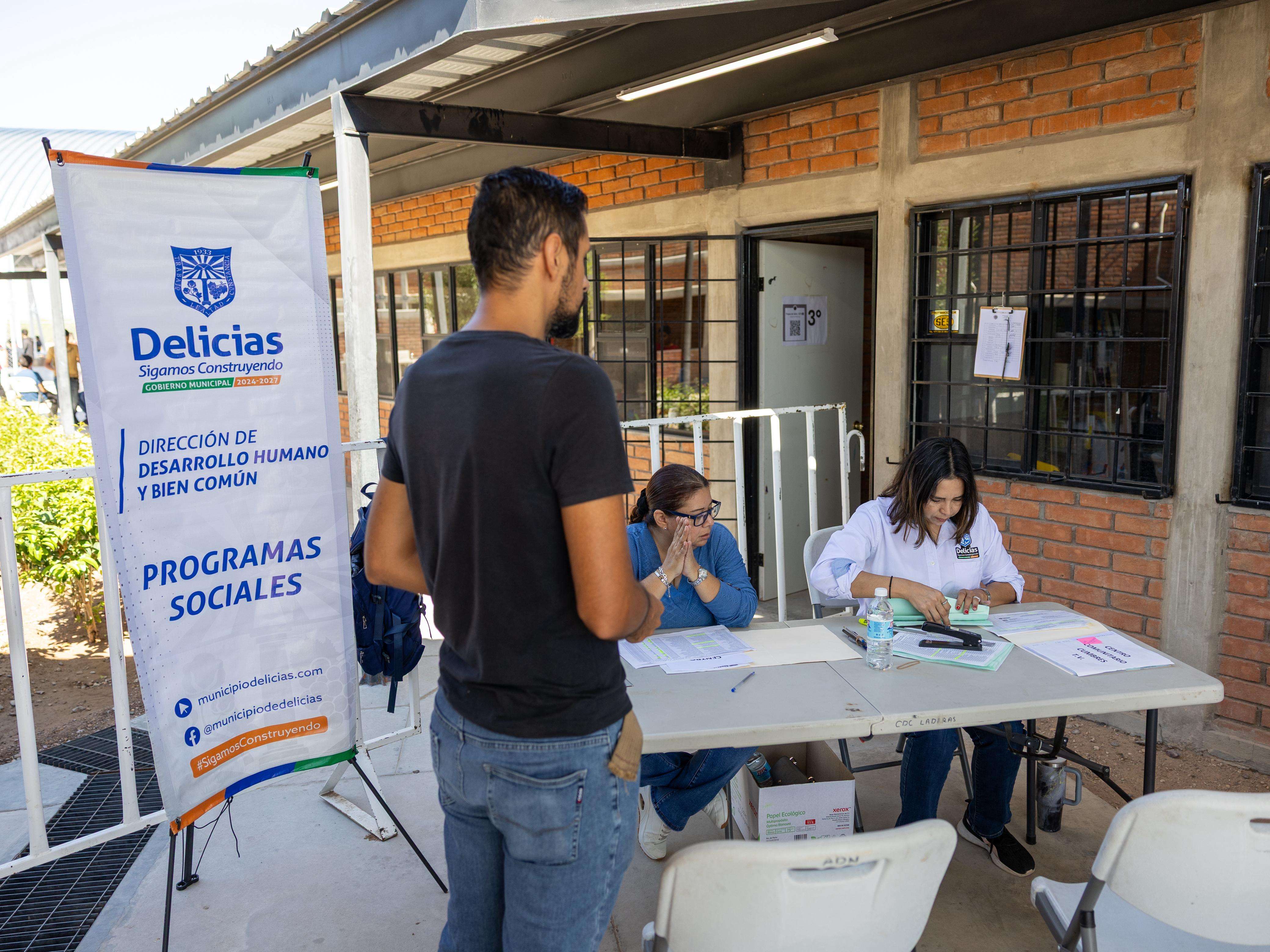 Entregan vales de uniformes y calzado escolar en Delicias