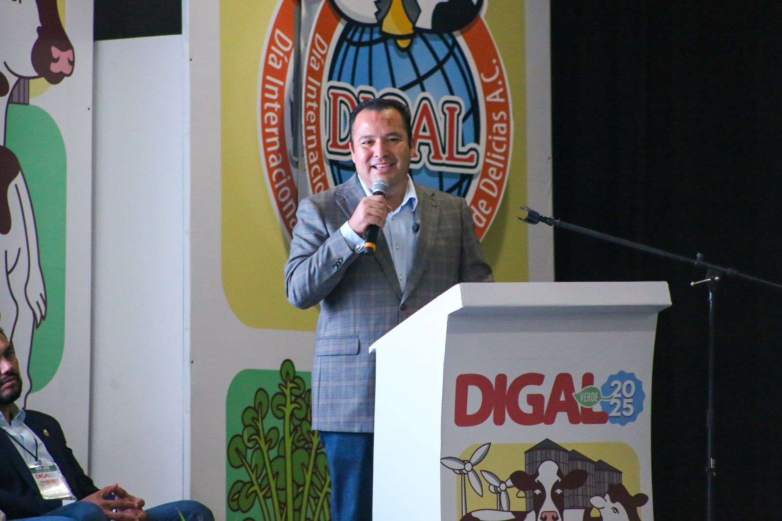 Destaca Valenciano la importancia de la industria lechera 