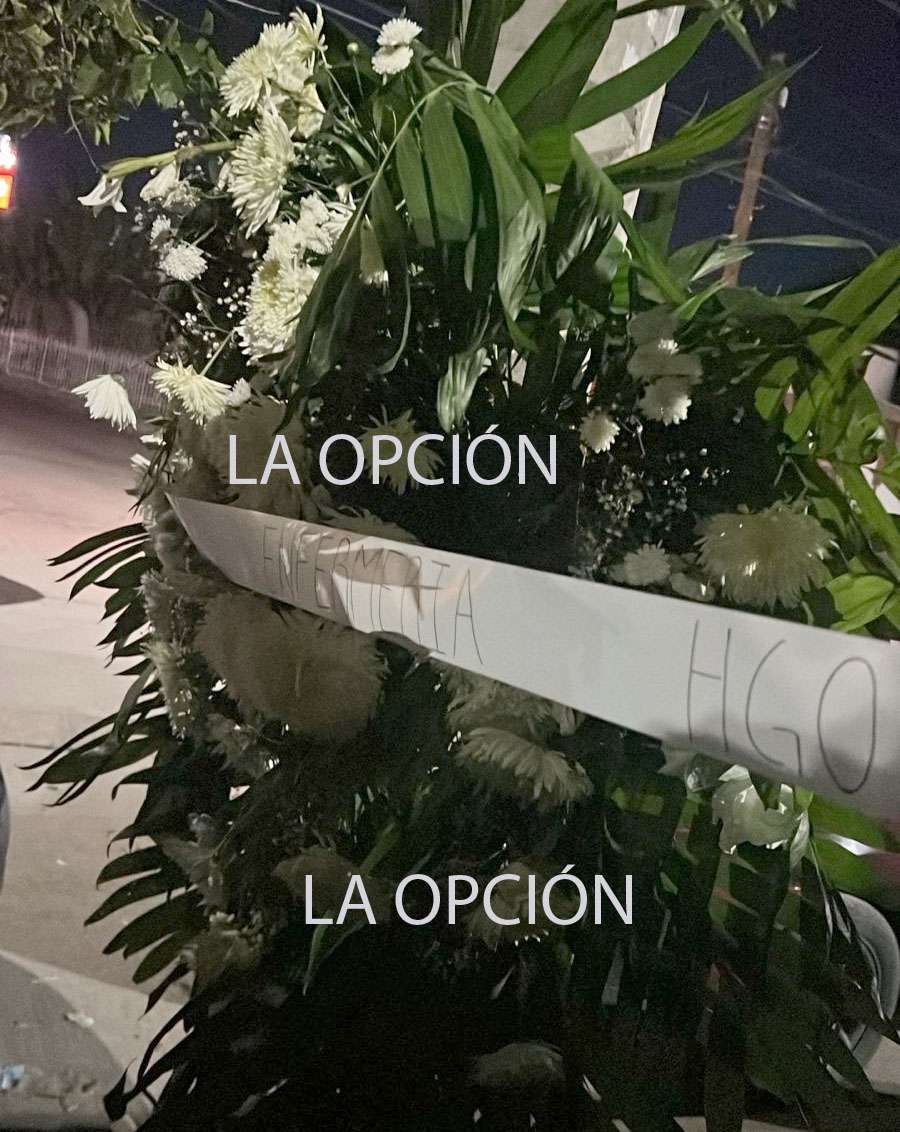 Dejan corona fúnebre y mensaje afuera de ginecobstetricia del Imss
