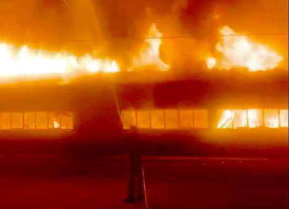 Se incendia edificio en Anáhuac