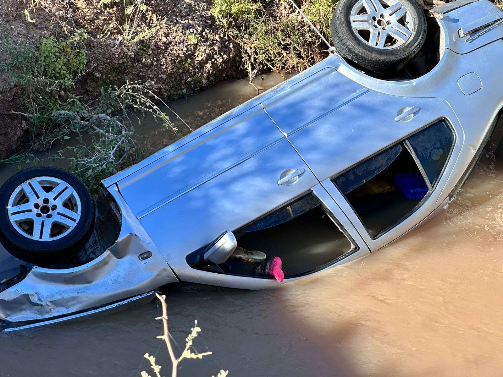 Muere pareja al caer auto a arroyo de la Laguna Fierro