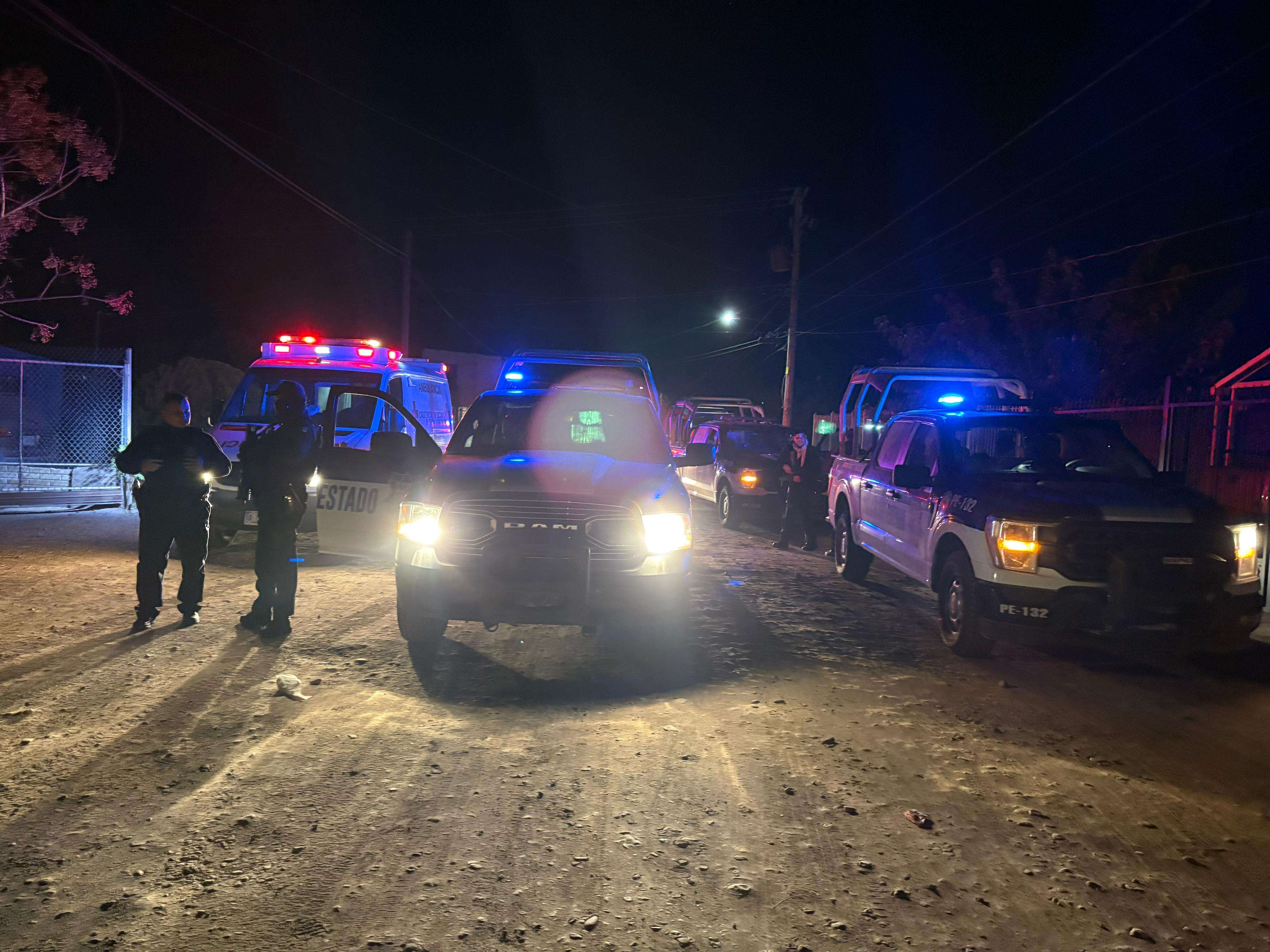 Grupo armado con uniforme de policía levanta a 2 hermanos