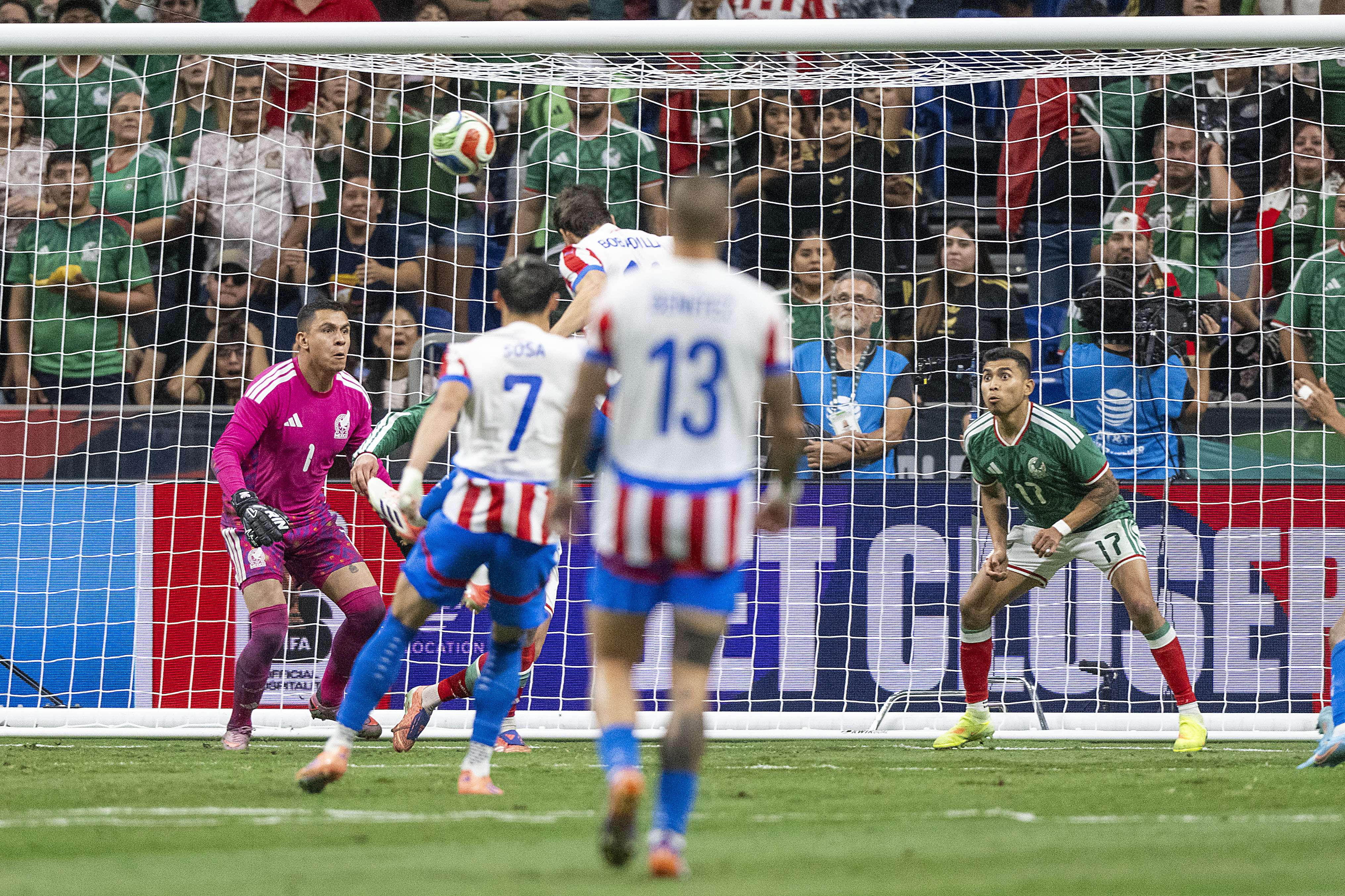 Lleva México 6 partidos sin ganar rumbo al Mundial; pierde ahora con Paraguay