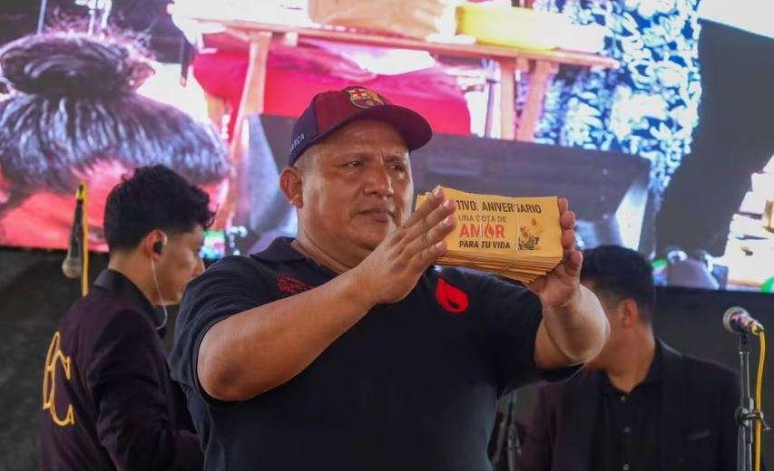 Regala alcalde de Huehuetán en Chiapas un $1 millón en efectivo durante evento 