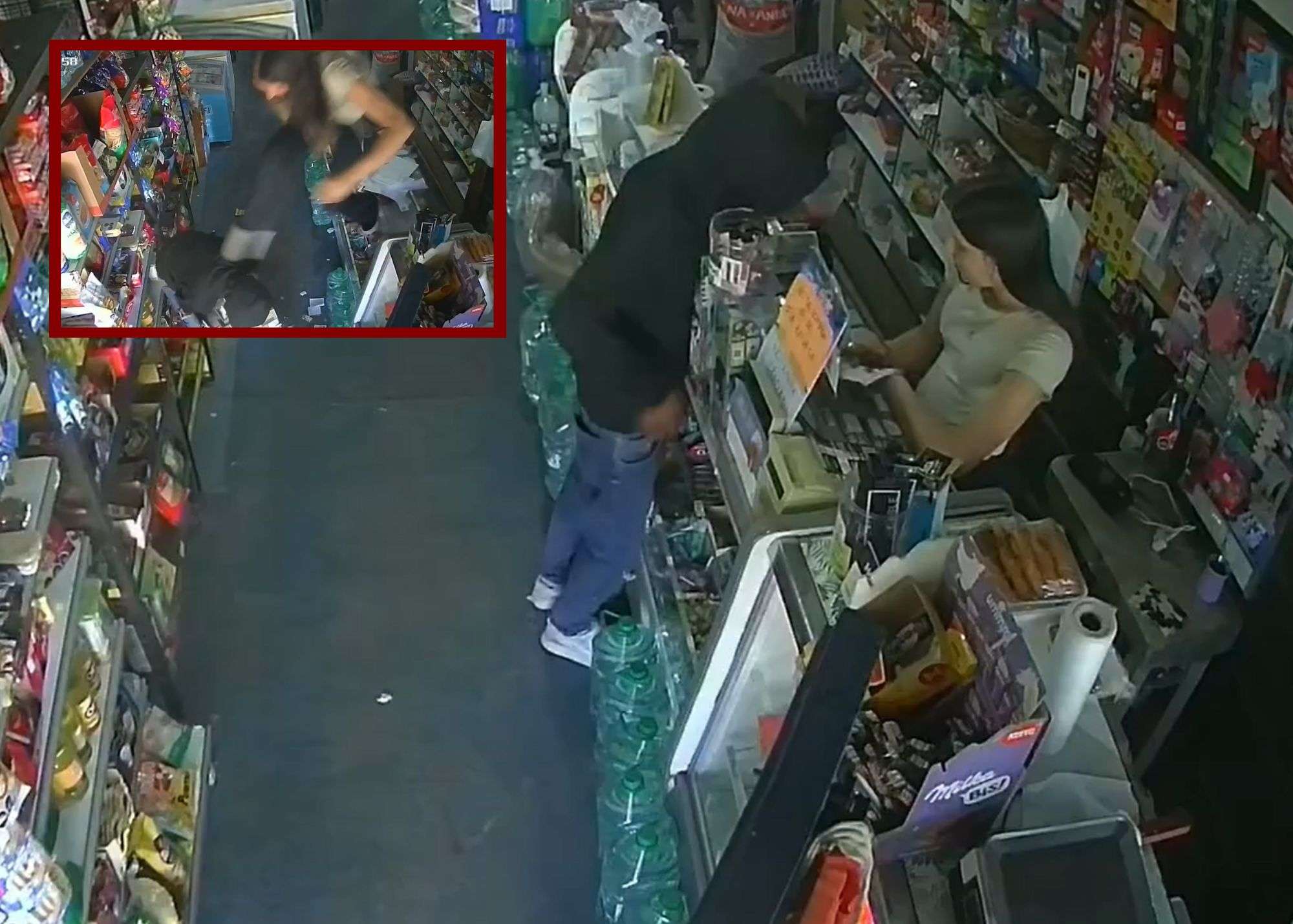 Frustra asalto con golpes y patada voladora a ladrón armado