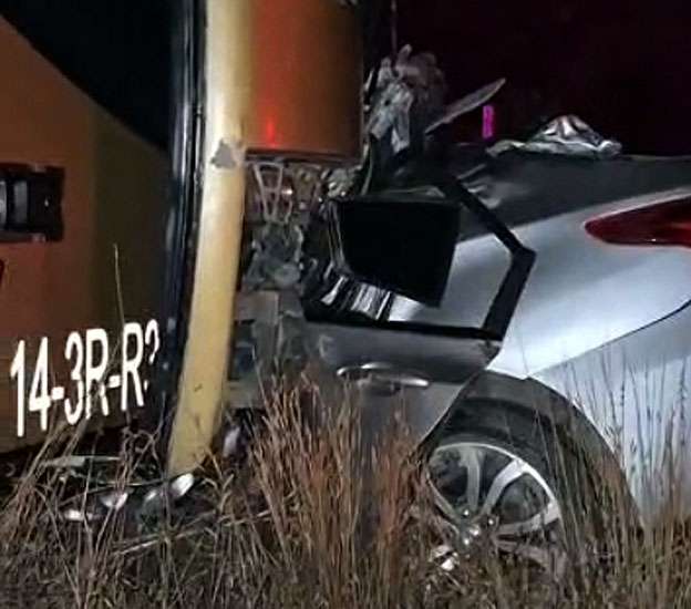 Oficial; 1 muerto y 7 lesionados en choque de auto y camión