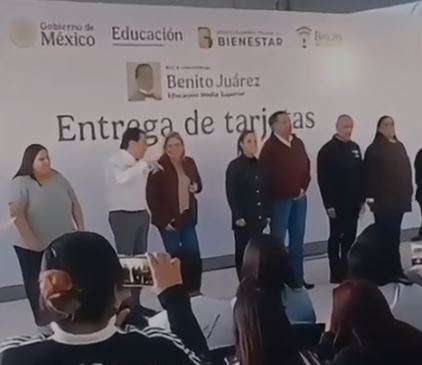 Invita Sheinbaum a Cruz a su lado durante durante entrega de tarjetas 