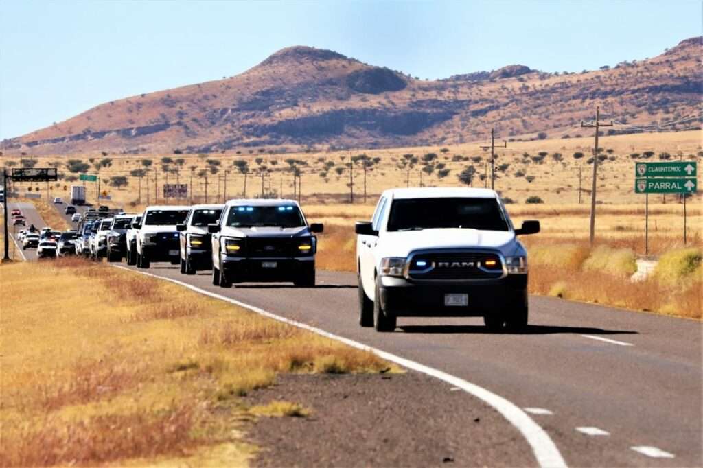Malandros armados roban 2 vehículos en la vía corta a Parral