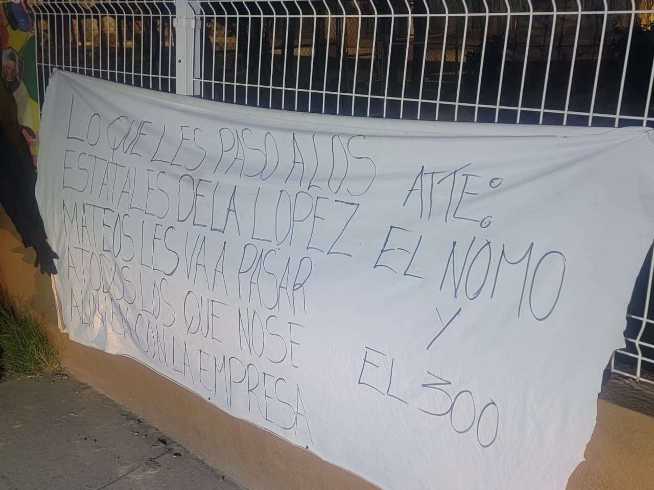 Cuelgan manta con mensaje amenazante luego de ataque a policías