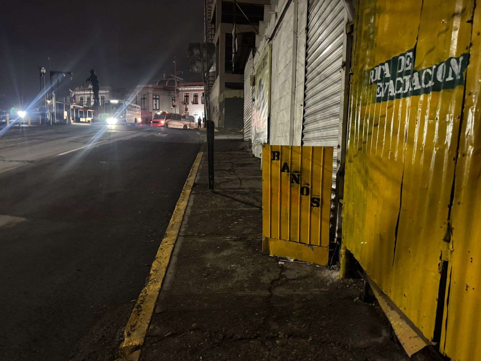 Sigue Desarrollo Urbano sin atender quejas por obstrucción de banqueta