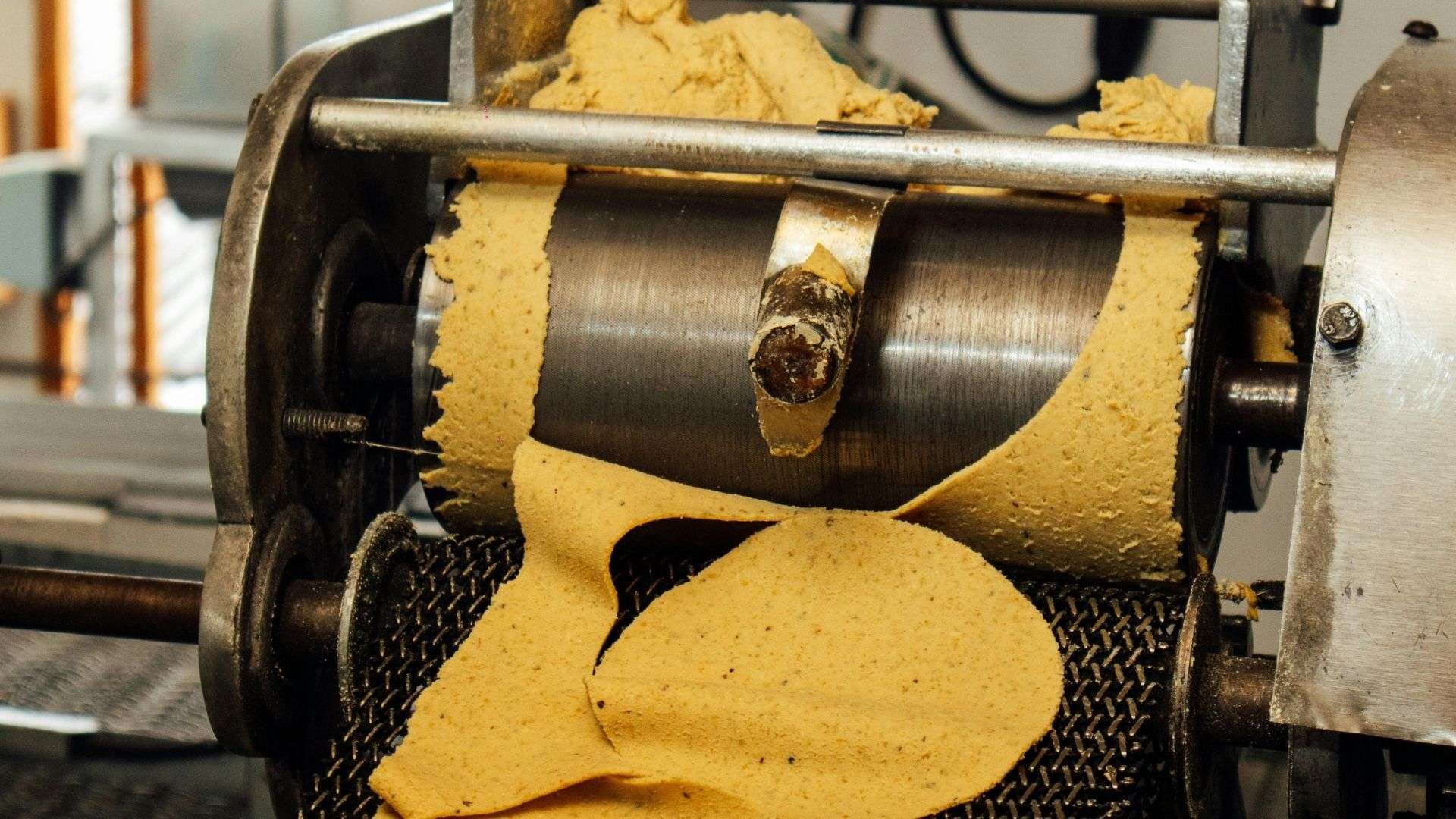 Denuncian competencia desleal contra tortillerías de barrio